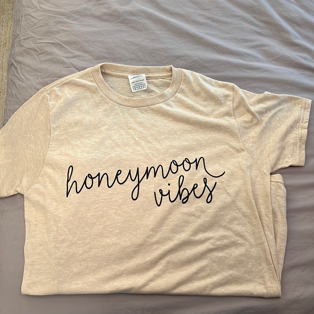 Honeymoon Vibes t shirt oatmeal size small